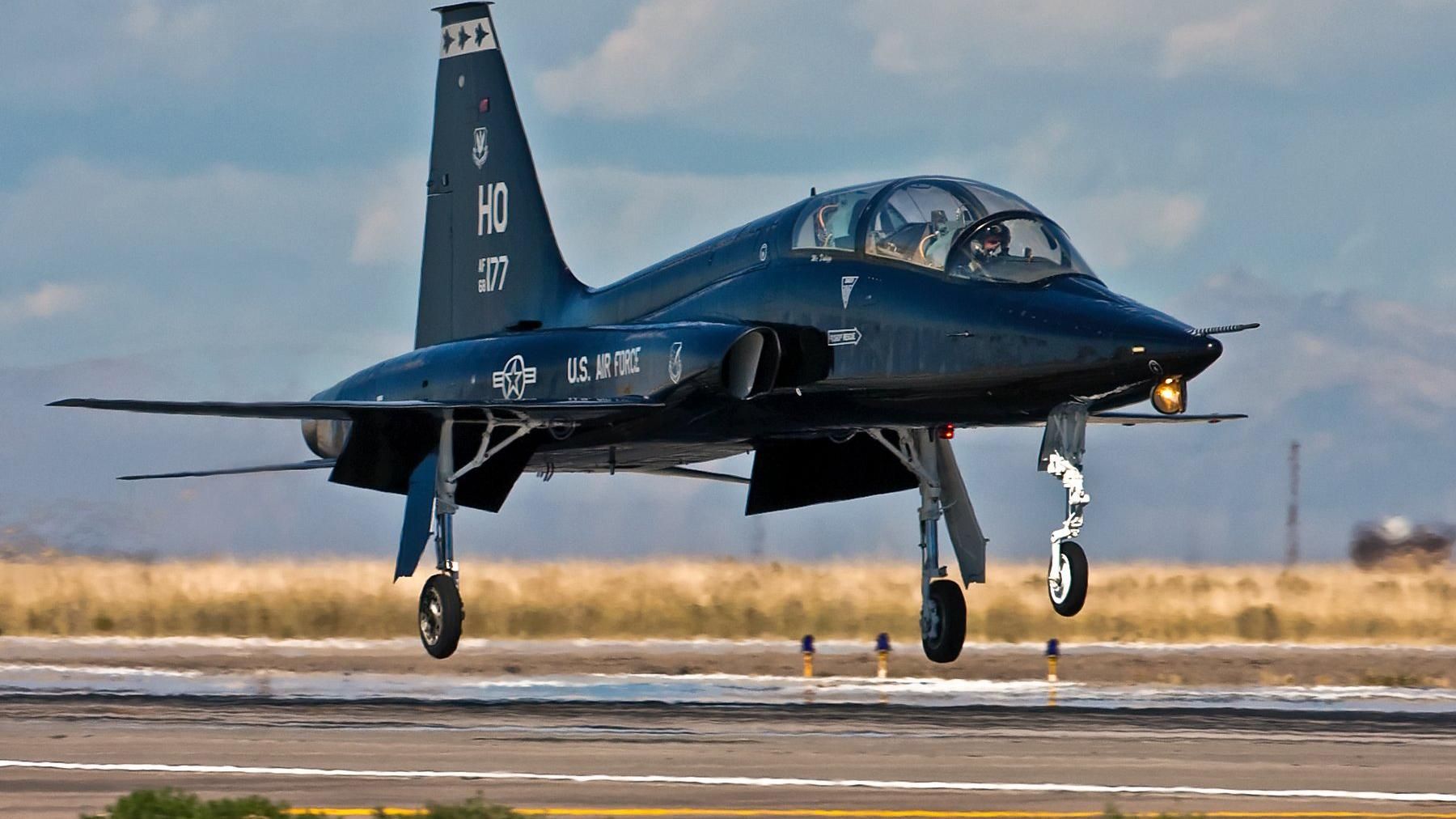 У США розбився військовий літак поблизу найбільшої навчальної бази У США розбився військовий літак поблизу найбільшої навчальної бази