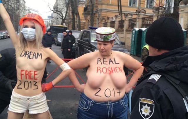 Голі активістки Femen влаштували акцію протесту під адміністрацією Порошенка: (відео 18+)