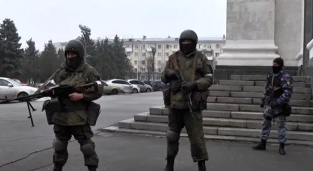 Військові без розпізнавальних знаків оточили центр Луганська Військові без розпізнавальних знаків оточили центр Луганська
