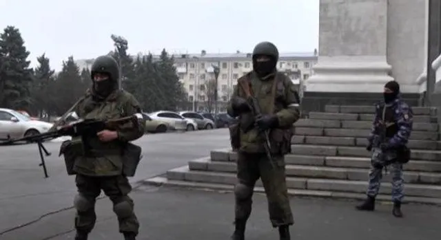 Військові без розпізнавальних знаків оточили центр Луганська