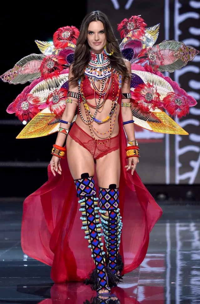 Алессандра Амбросіо на показі Victoria's Secret 2017