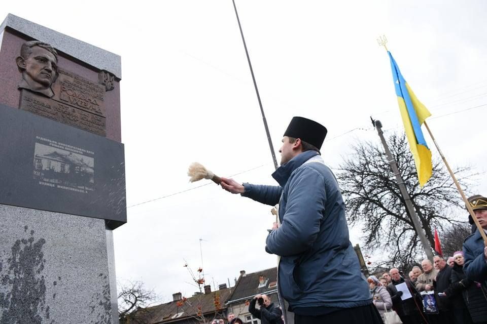 У Львові відкрили пам'ятний знак Роману Шухевичу