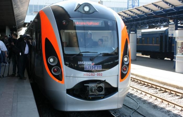 Український "Інтерсіті" потрапив в ДТП у Польщі Український "Інтерсіті" потрапив в ДТП у Польщі