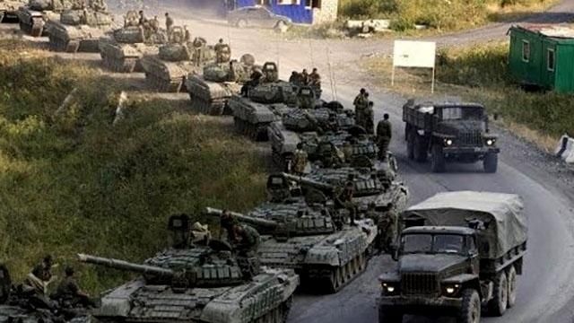 В Луганск въехала колонна военной техники: видео
