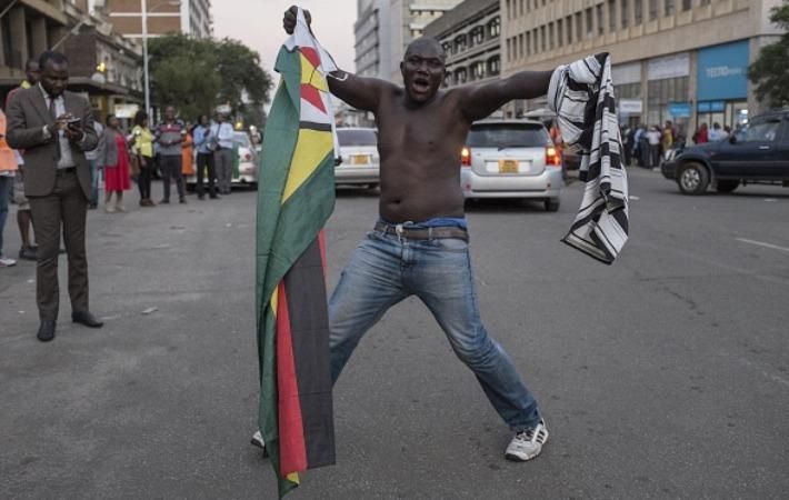 У Зімбабве святкують відставку президента Мугабе: яскраві фото з Хараре