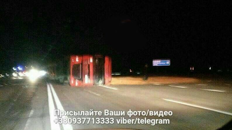 Жахлива ДТП: вантажівка насмерть збила пенсіонерів та перекинулась на міжнародній трасі Жахлива ДТП: вантажівка насмерть збила пенсіонерів та перекинулась на міжнародній трасі