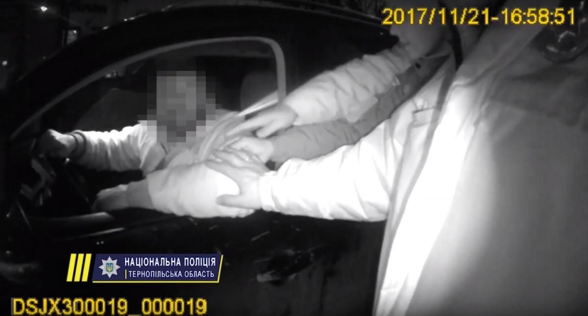 Депутат на коляске напал на женщину-полицейского в Тернополе: опубликовано видео