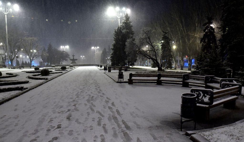 Окупований Донецьк засипало снігом: красномовні фото 