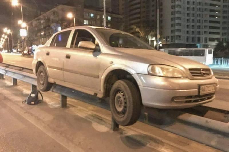 Проти усіх законів фізики, – в мережі з'явились фото "аномальної" ДТП у Києві
Проти усіх законів фізики, – в мережі з'явились фото "аномальної" ДТП у Києві