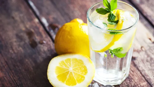 Ранок варто починати із склянки води з лимоном 
