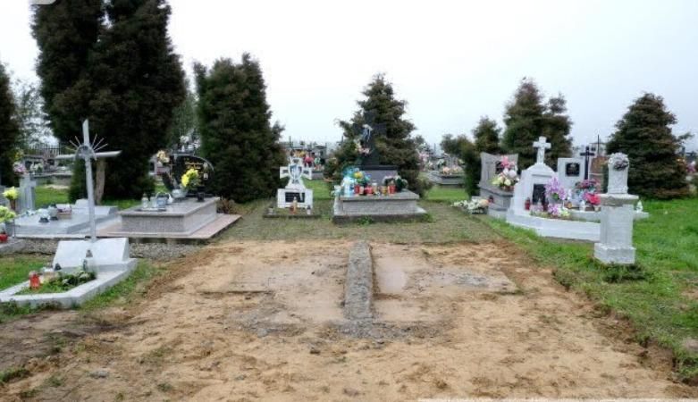 "Щоб бандерівці не зробили реліквію": уламками пам'ятника УПА у Польщі виклали дорогу "Щоб бандерівці не зробили реліквію": уламками пам'ятника УПА у Польщі виклали дорогу