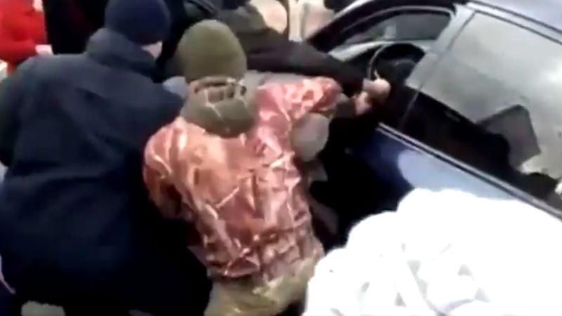 В Києві розлючені перехожі вчинили самосуд із "героєм" паркування: відео