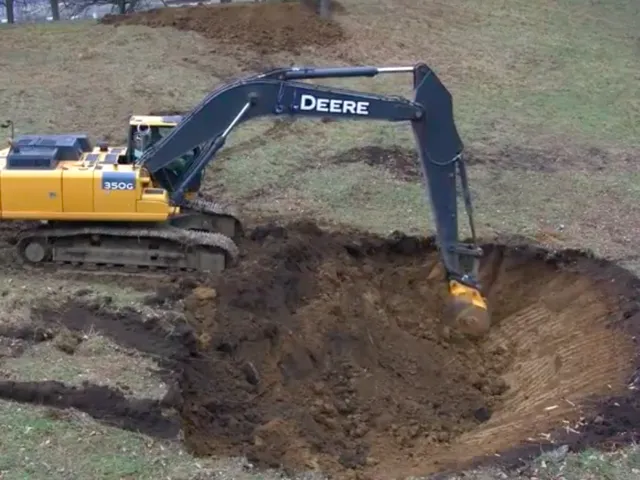 Люди в прямому ефірі бачили, як витрачаються їхні гроші... на копання нікому не потрібної ями Люди в прямому ефірі бачили, як витрачаються їхні гроші... на копання нікому не потрібної ями