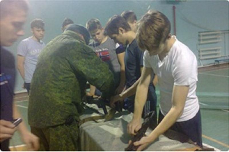 Бойовики на Донбасі вчать дітей воювати: опублікували фото Бойовики на Донбасі вчать дітей воювати: опублікували фото