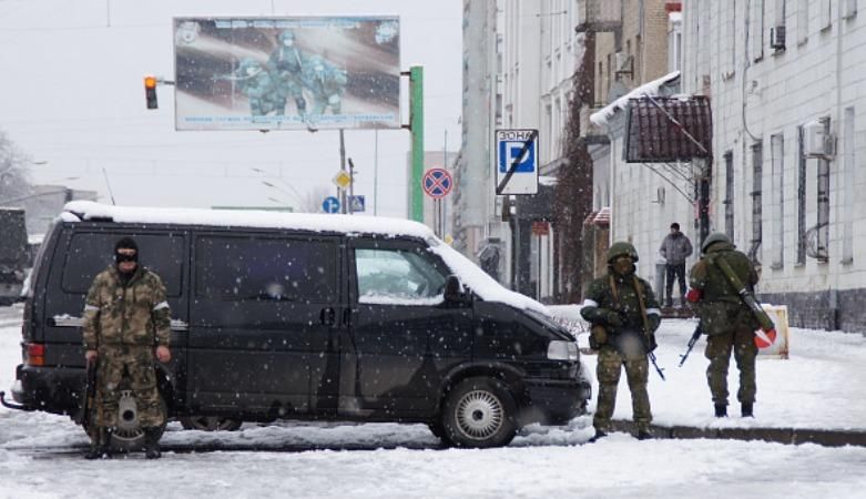 Спостерігачі ОБСЄ скаржаться, що "зелені чоловічки" у Луганську їм заважають