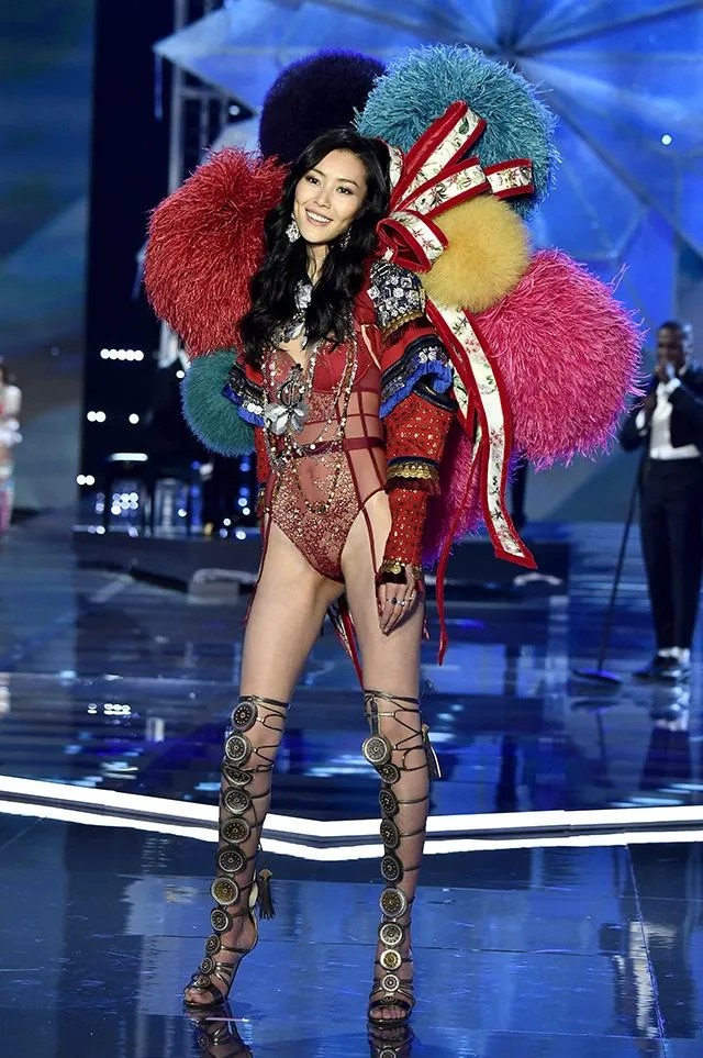 Лю Вень, показ Victoria's Secret 2017 Лю Вень, показ Victoria's Secret 2017