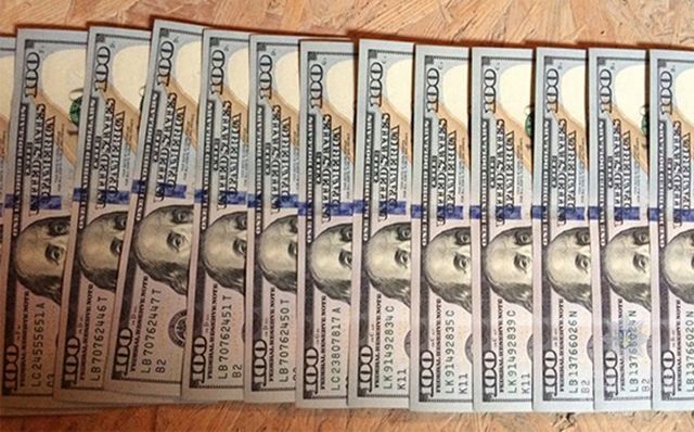 У Дніпрі грабіжники викрали в жінки 50 тисяч доларів та золото У Дніпрі грабіжники викрали в жінки 50 тисяч доларів та золото