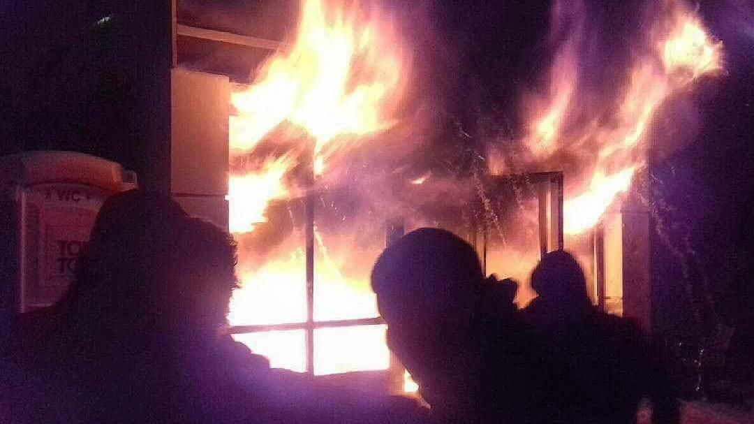 В Киеве активисты разгромили и подожгли стройплощадку: появилось фото, видео В Киеве активисты разгромили и подожгли стройплощадку: появилось фото, видео