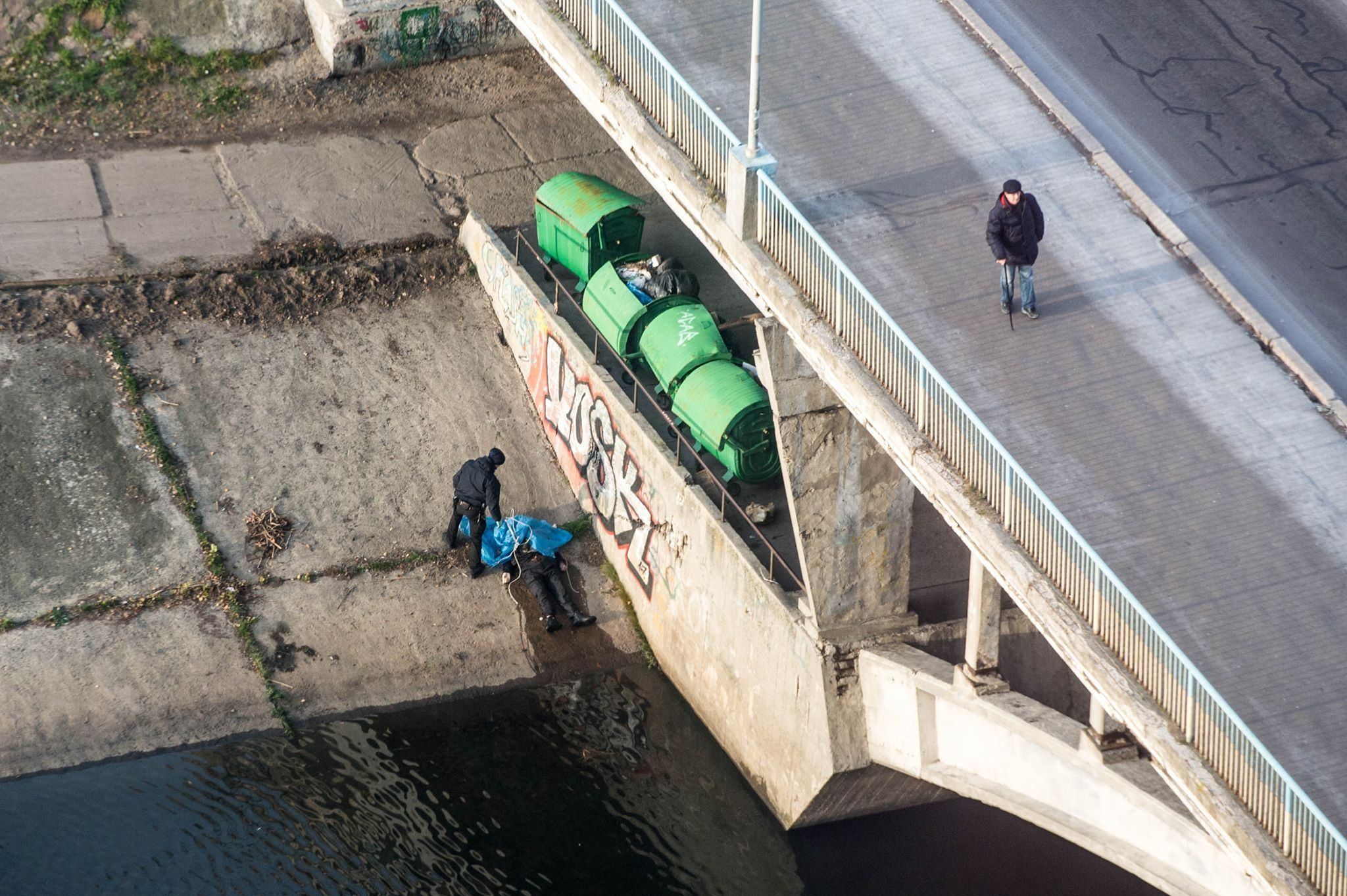 В Киеве на мосту повесился мужчина