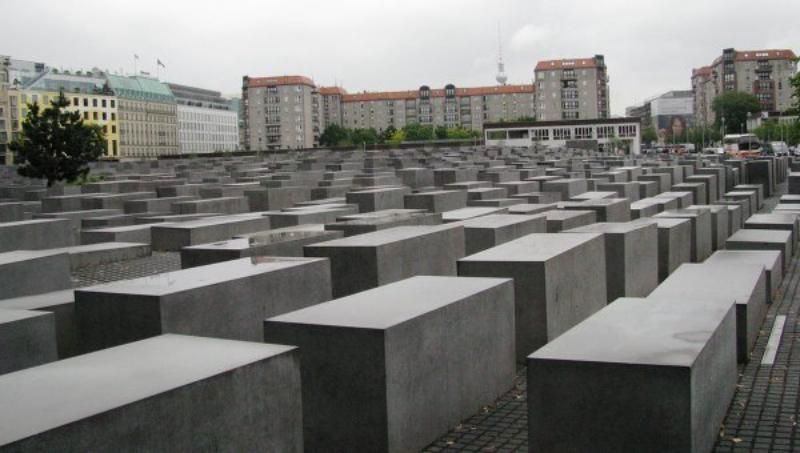 Активісти встановили пам'ятник Голокосту біля будинку ультраправого німецького політика

