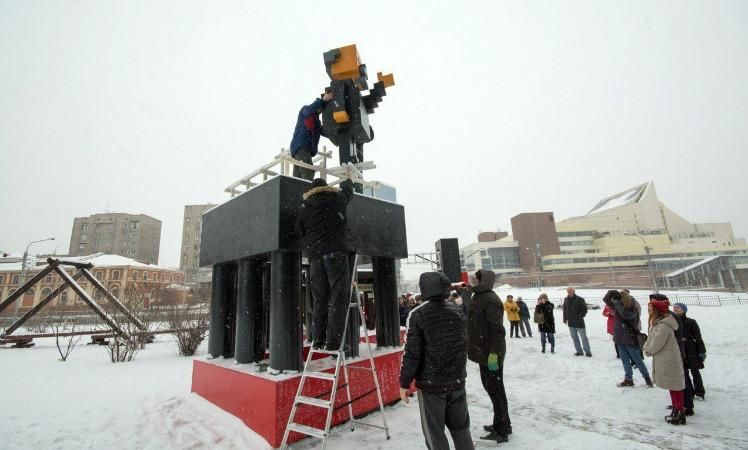 В России установили картонный памятник "пиксельному" Ленину В России установили картонный памятник "пиксельному" Ленину