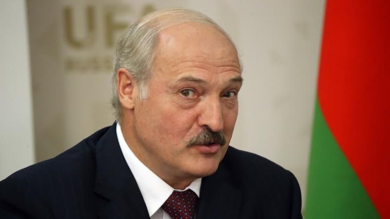 "Бацька" разогнался на Tesla: Лукашенко провел тест электрокара