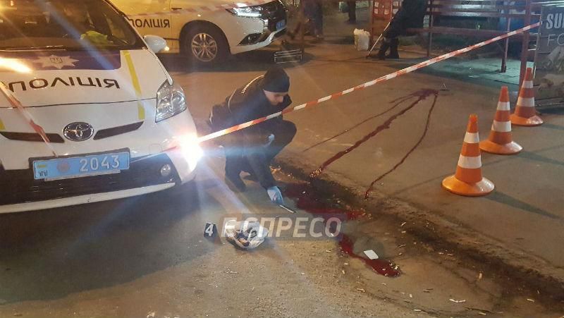 У Києві на зупинці застрелився іноземець