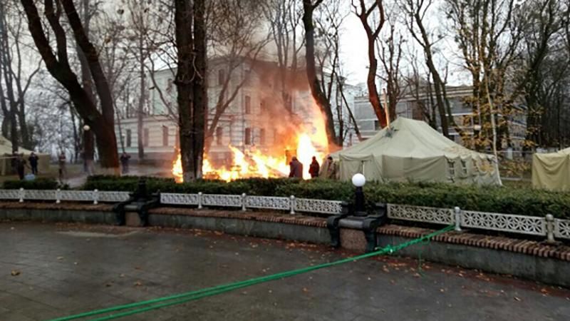 Під Радою у наметовому містечку сталася пожежа 