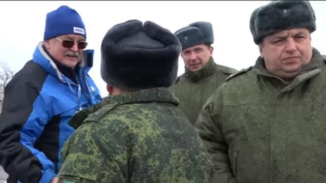 Цинизм зашкаливает: наблюдатель ОБСЕ обнял боевика "ЛНР" во время передачи тел бойцов ВСУ