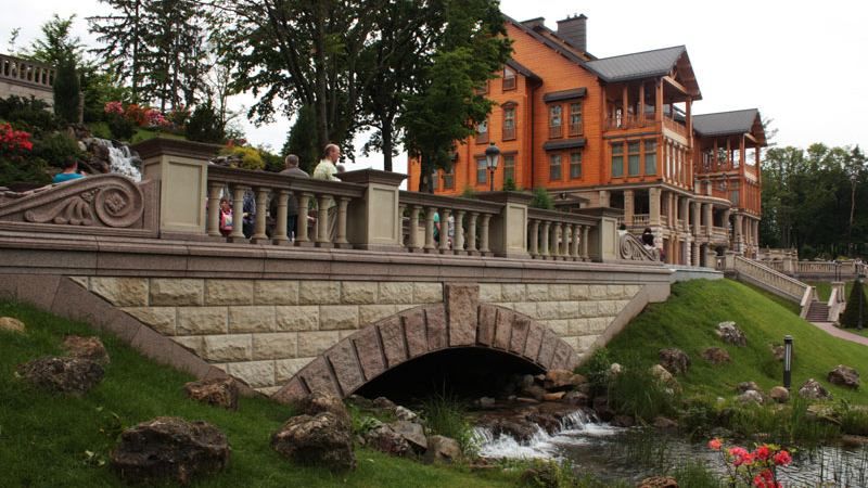 В Межигорье провели тематический забег: захватывающее видео В Межигорье провели тематический забег: захватывающее видео