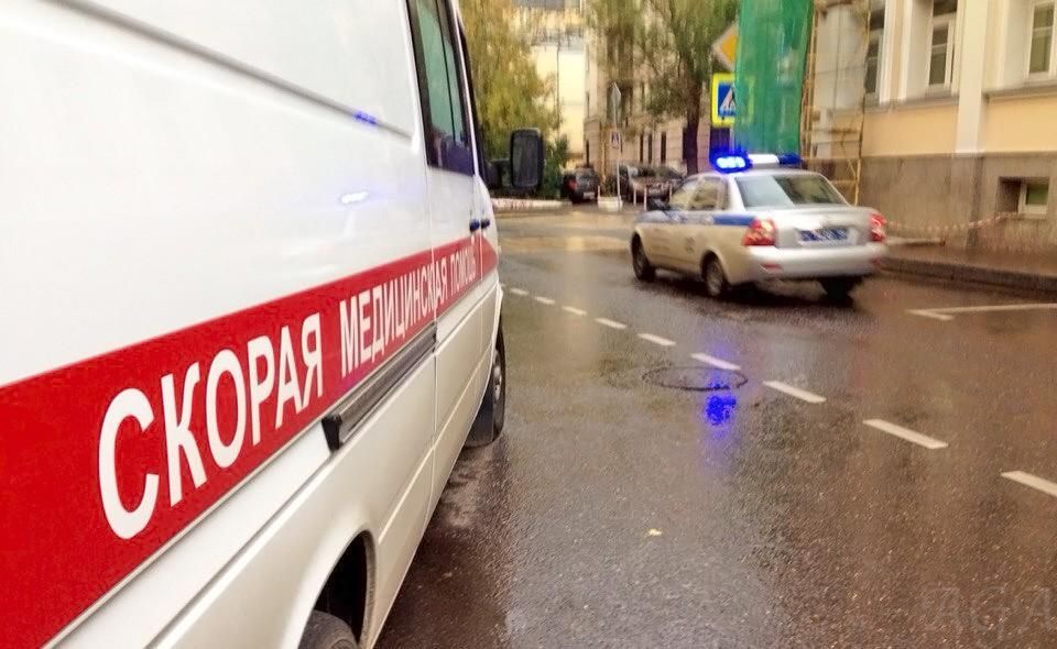 Неизвестный с ножом напал на полицейских в России: один был ранен в лицо