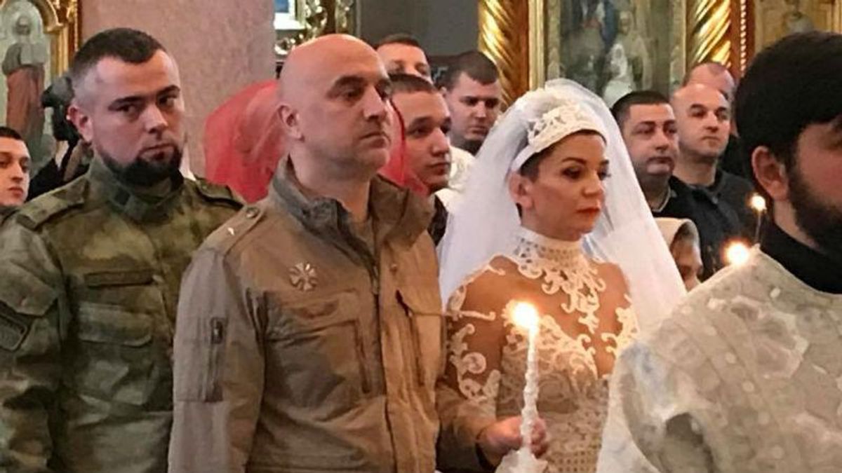Российский писатель отгулял свадьбу в оккупированном Донецке: был даже Захарченко Российский писатель отгулял свадьбу в оккупированном Донецке: был даже Захарченко