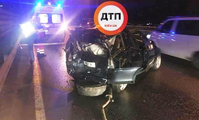 В Киеве бензовоз протаранил легковушку: погибли двое людей В Киеве бензовоз протаранил легковушку: погибли двое людей