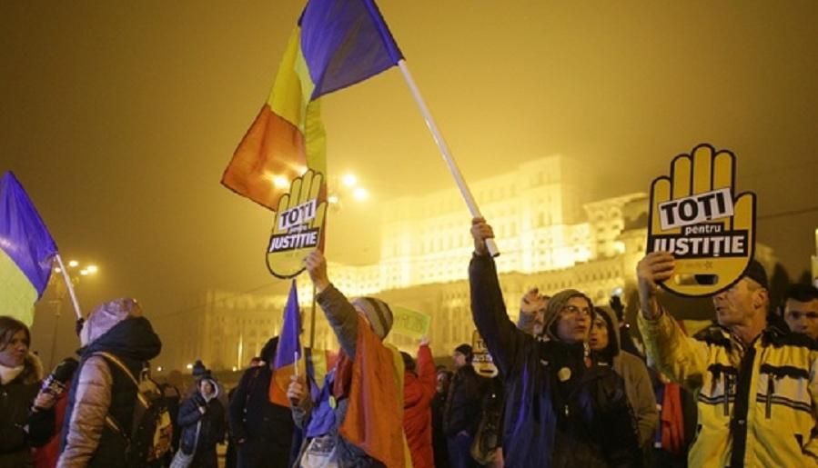 Румуни вийшли на масові протести: промовисті фото