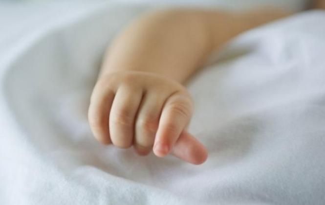 У Запоріжжі подруга матері викинула немовля з балкону
