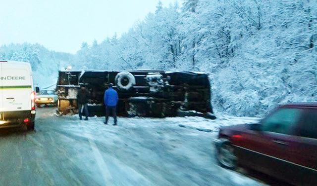 Вантажівка перекинулась на засніженій дорозі на Львівщині: фото з місця ДТП