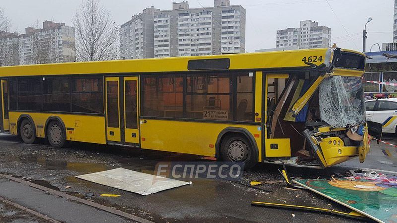 Маршрутка столкнулась с грузовиком в Киеве: появились фото, видео