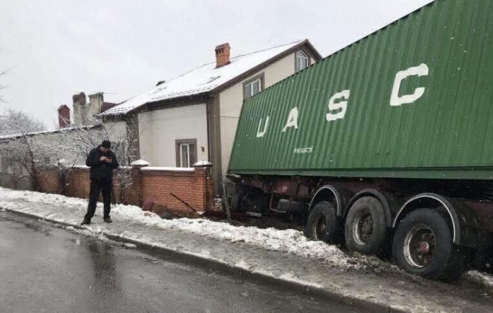 Жахлива аварія на Львівщині: фура підім'яла легковик і влетіла в будинок