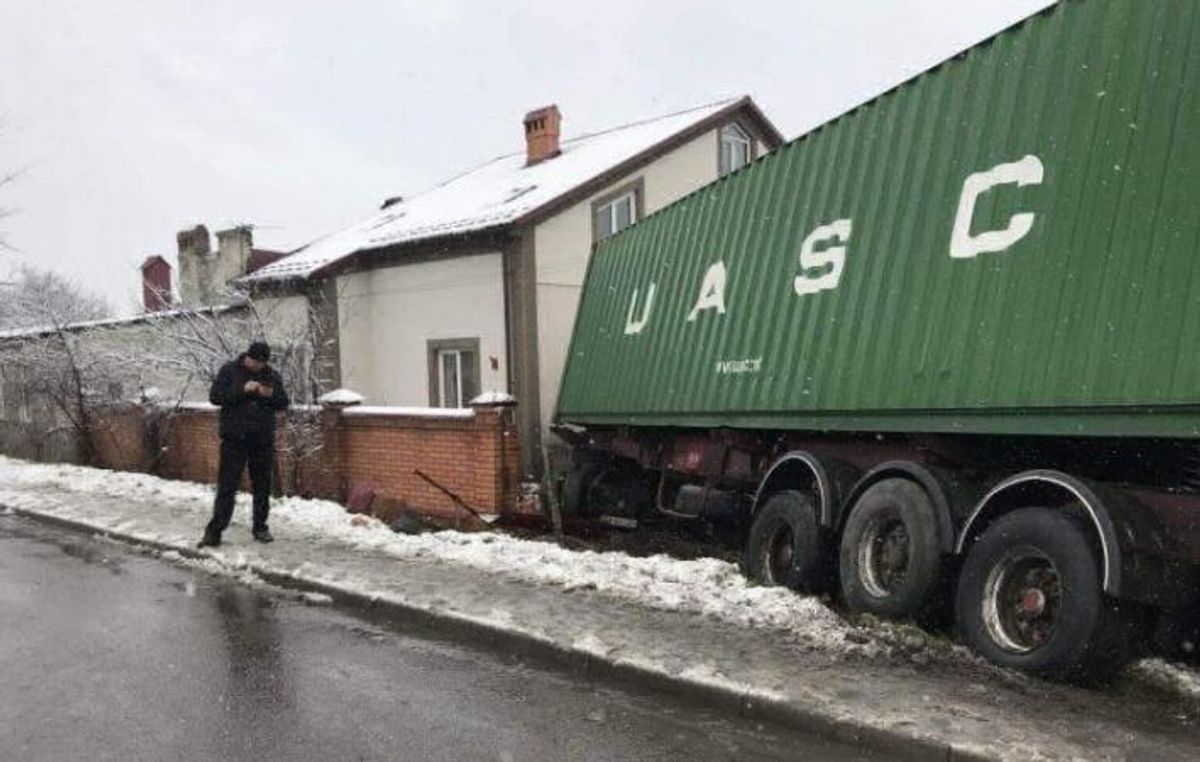 Ужасная авария на Львовщине: фура подмяла легковушку и влетела в дом - Львов