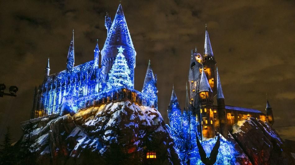 В США открыли предновогодний парк развлечений "Волшебный мир Гарри Поттера": сказочные фото