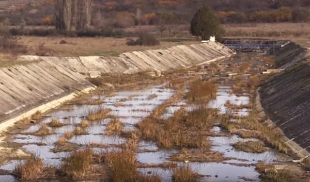 Экологическое бедствие в аннексированном Крыму: на видео сняли обмелевшее водохранилище