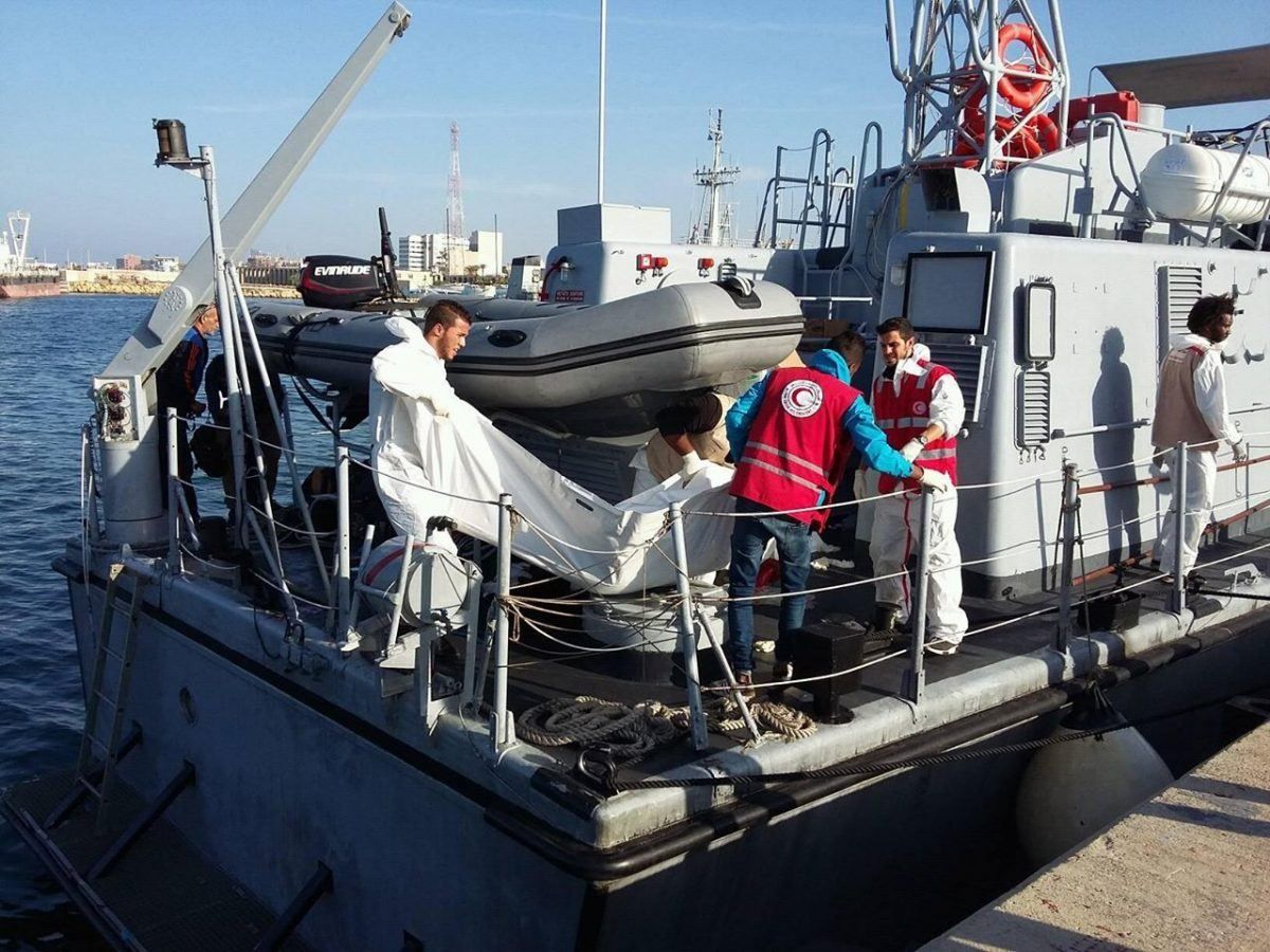 На африканських мігрантів у Середземному морі напали акули: 31 загиблий На африканських мігрантів у Середземному морі напали акули: 31 загиблий