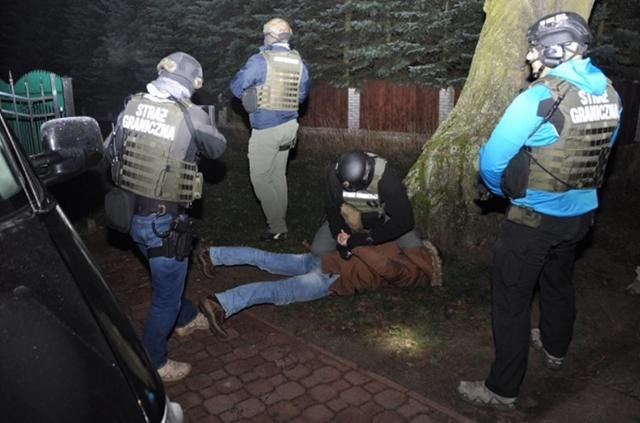 У Польщі викрито злочинну групу, яка підробляла дозволи на роботу для українців У Польщі викрито злочинну групу, яка підробляла дозволи на роботу для українців