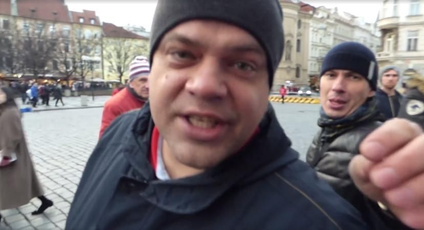 "Росія, бл*ть, сила" і "Крим – наш!" – росіяни напали на проукраїнську акцію у Празі "Росія, бл*ть, сила" і "Крим – наш!" – росіяни напали на проукраїнську акцію у Празі