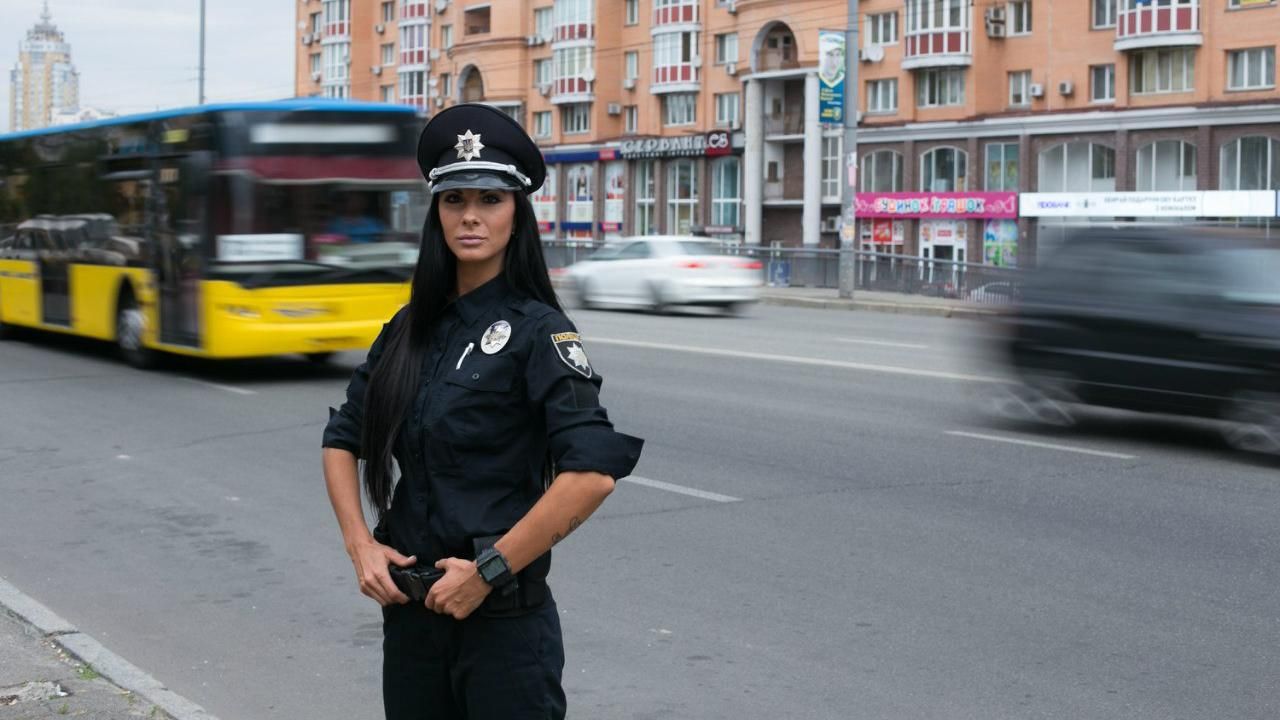 Поліцейська-красуня Мілевич оштрафувала порушника на  Bentley: фото 
