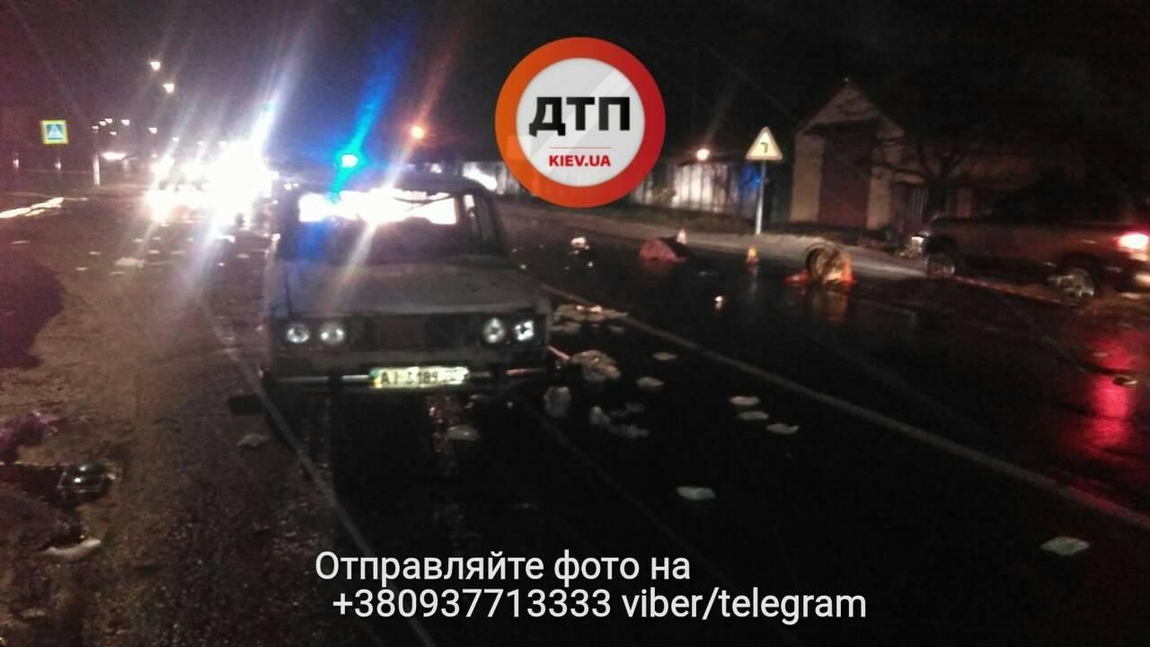 Під Києвом авто на шаленій швидкості збило пішоходів, є загиблі (18+) Під Києвом авто на шаленій швидкості збило пішоходів, є загиблі (18+)