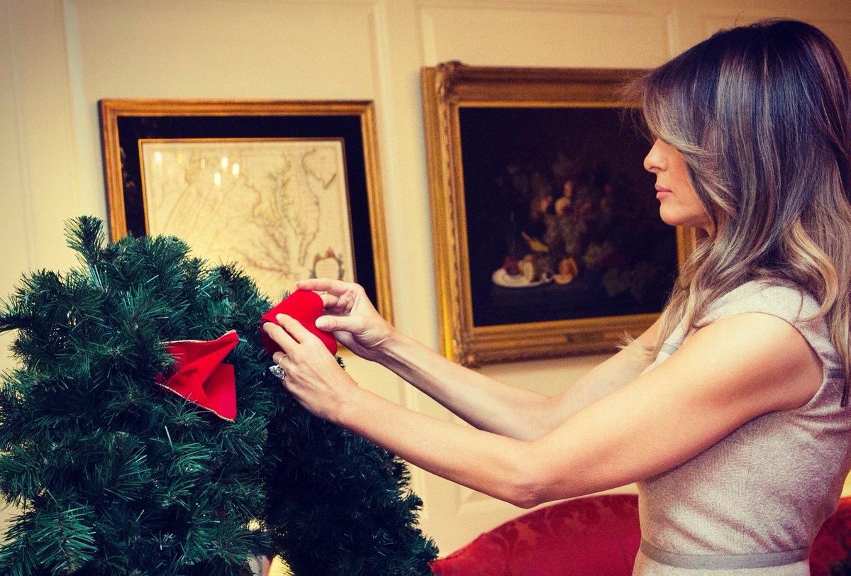 Мелания Трамп показала, как украсила Белый дом к Рождеству: видео