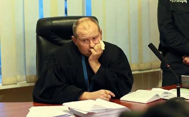 Одіозного суддю Чауса звільнено з роботи