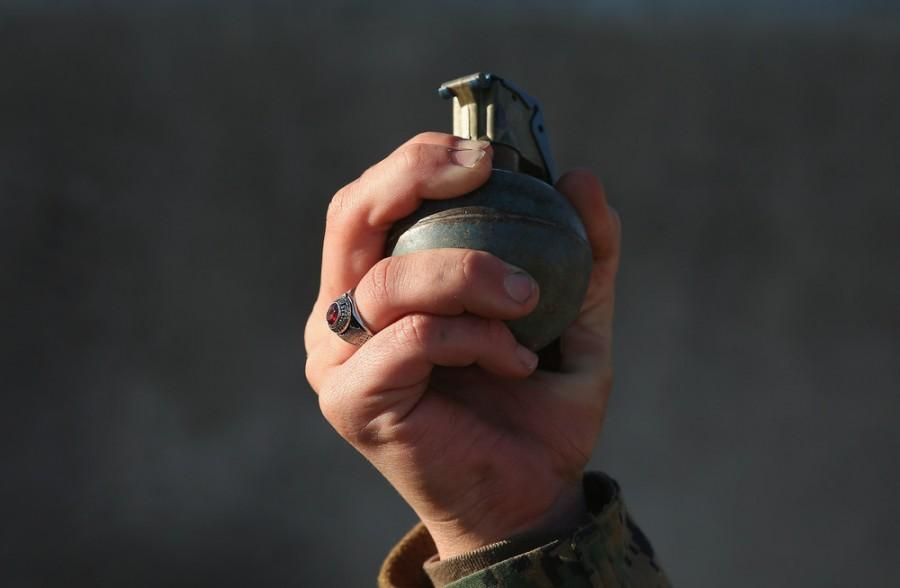 В Авдеевке 16-летняя девушка носила с собой гранату "как оберег" и хранила арсенал от любимого
