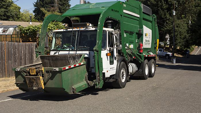 Заключенный в США пытался бежать из тюрьмы и застрял в мусоре: видео